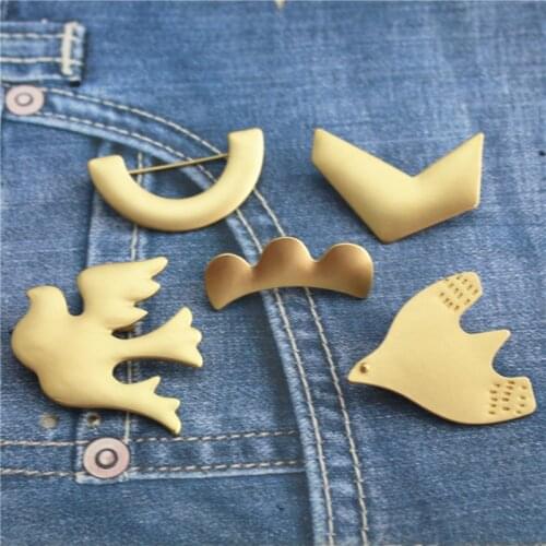 New Minagawa style all-match simple and clean matt gold hollowed out a variety of female brooch accessories