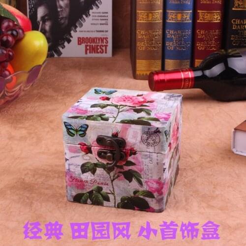The new manual box factory wholesale European style retro fake suitcase wooden storage box to do the old time box