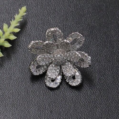 Lanyika Fashion Jewelry Winter Hollow Delicate Flower Brooch Pin for Girls Woman Banquet Daily Micro Paved Zircon Popular Gifts