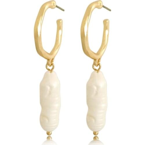 New Arrivals Gorgeous Gold Color Plating Hammered Effect Hoop Acrylic Pearl Charm Hoop Earrings For Women Girl Elegant Jewelry