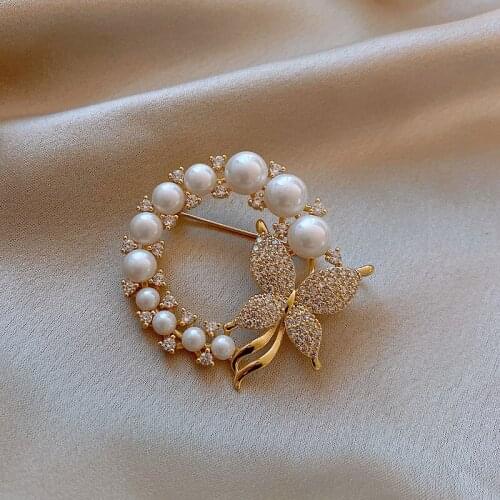 Simple Elegant Butterfly Pearl Round Brooches For Women Fashion Jewelry Female Girl Good Gift Golden Brooch Pins