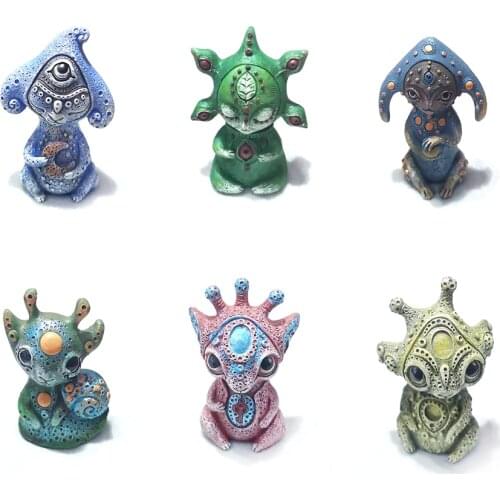 Creature Fantasy World Alien Statue Resin Statue Hand-carved Crafts Creative Desk Modern Minimalist Home Decoration