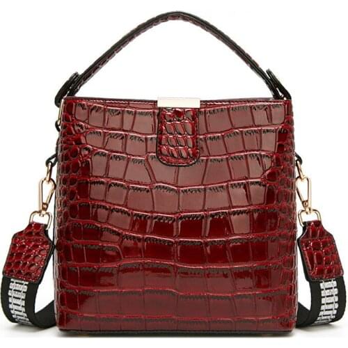Fashion bag ladies 2020 new big-name one-shoulder messenger bag crocodile pattern bucket bag wide band PU leather red handbag