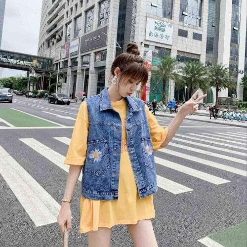 Small Daisy Sleeveless Short Denim Vest Women Spring New Embroidery Denim Jeans Coats Jacket Woman Korean Loose Vest Waistcoat