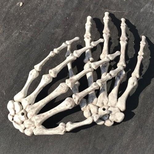 2pcs/lot 15.5*10cm Plastic Skeleton Hands Haunted House Props for Halloween Decoration Horror Halloween Party Supplies