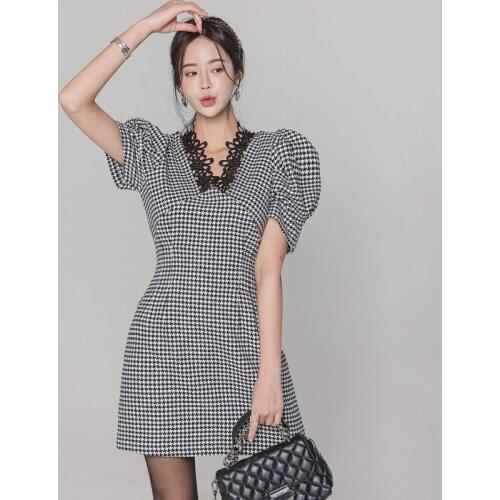 2021 Spring new style Korean version temperament Slim V-neck Splicing lace Close your waist Thousand bird lattice Fashion dress