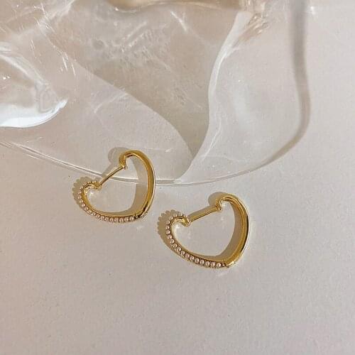 Vintage French Pearl Love Heart Hoop Earrings for Women Girls Unique Design Asymmetric Hollow Out Metal Earrings Jewelry Gifts