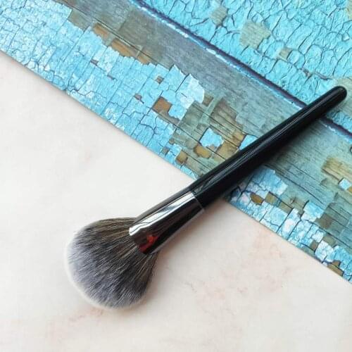 1Pcs High-quality Fan-shaped Makeup Brush Contour Extra Paint Face Smear Multi-functional Makeup Tool