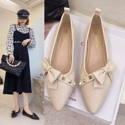 Women Flat Shoes Fashion Pointed Toe PU Slip on Ladies Casual Comfortable Rivets Footwear Female Spring Loafers Breathable 2021