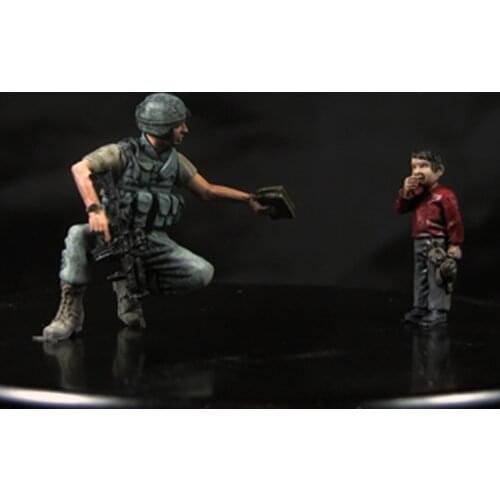 1/35 Resin Model figure GK Soldier US Soldier with Kid Military theme Unassembled and unpainted kit