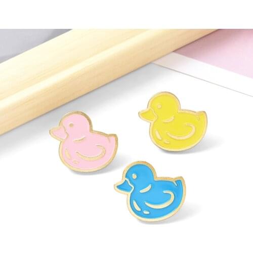 Cute cartoon tricolor duck simple and versatile brooch pin badge enamel backpack lapel pin Neckline jewelry gifts for Childrens
