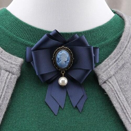 Trendy Queen Cameo Beauty Head Solid Ribbon Bowknot Imitation Pearl Women Student Necktie Brooch Lapel Collar Dress Pin Accesory