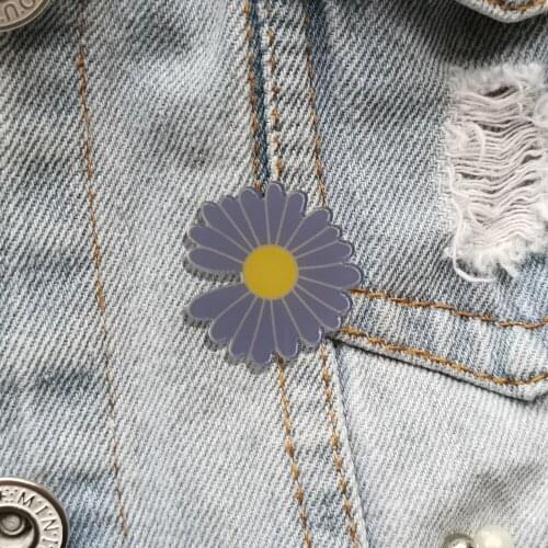Fashion Purple Daisy Vintage Pins For Women Beautiful Acrylic Brooch Cute Jewelry Badges Scarf Buckle Shirt Hat Accessories