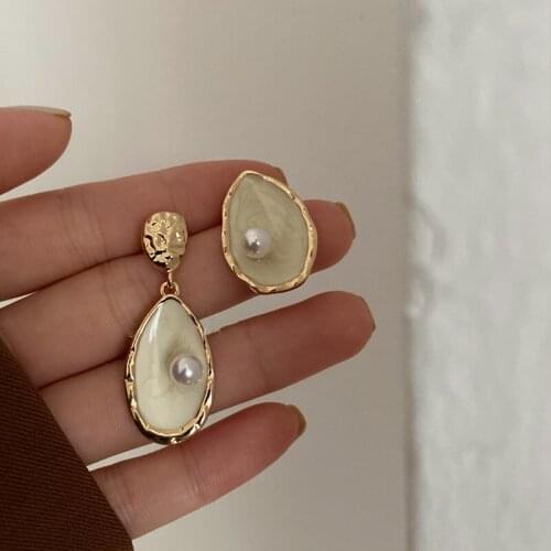 Origin Summer Asymmetry White Enamel Waterdrop Earrings for Women Gold Metal Asymmetry Imitation Pearl Dangle Earrings Jewellery