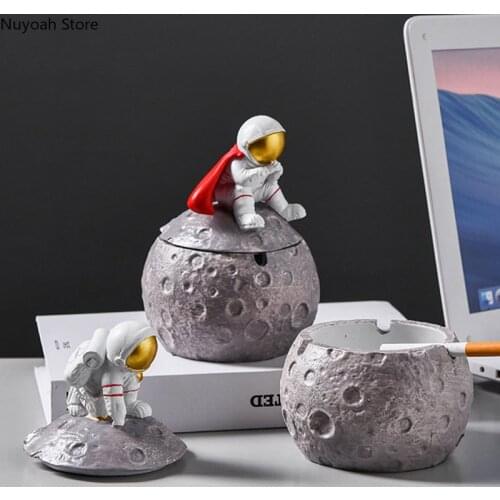 Light Luxury Resin Ashtray Ornaments with Lid Creative Home Living Room Nordic Astronaut Astronaut Ashtray Desktop Ornaments