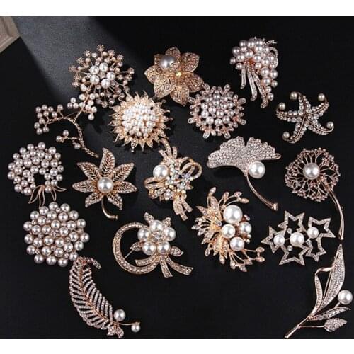 Ladies Elegant Pearl Brooch Pin Fashion Shiny Rhinestone Inlaid Jewelry Gift Clothes Decoration Wedding Party Dress Accessories