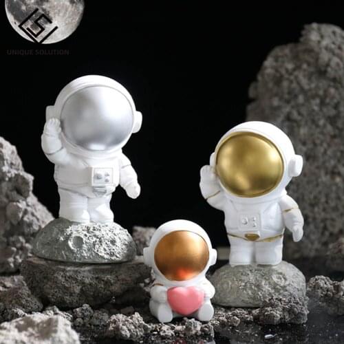 Nordic Resin Creative Astronaut Sculpture Figurine Store Craft Desk Home Decoration Accessories Modern Birthday Gift Cartoon
