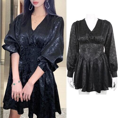 The ruffled v-neck dress featured a sexy waist-length stifled bubble-sleeved long-sleeved little black skirt with pleated skirts