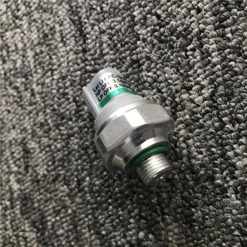 Applicable to Kobelco SK60-8 Excavator Air Conditioning Pressure Switch LL20-0523C HFC-134A0.196MPA-3.14MPA
