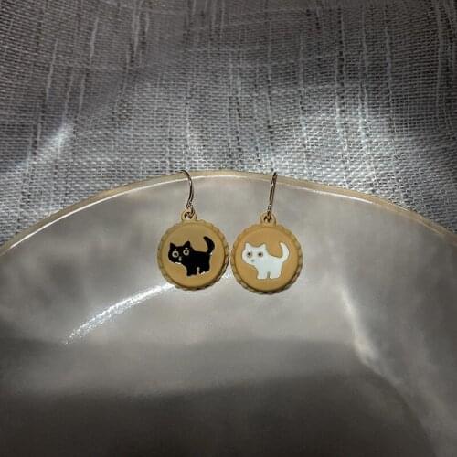 Origin Summer Fashion Cute Asymmetric Black White Cat Dangle Earings for Women Korean Circle Earings Party Jewelry Accessories