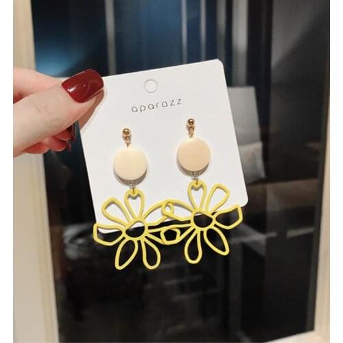 1 Pair Good Quality Wood Earrings yellow Round Wood color Hollow Flower Long Woman Wooden Brincos Pendant