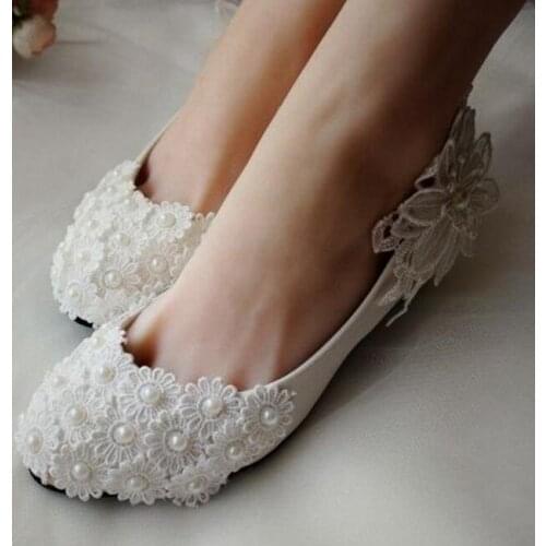 Fashion new design 2018 womens wedding shoes handmade lace flowers brides pumps shoes custom made brides shoes white