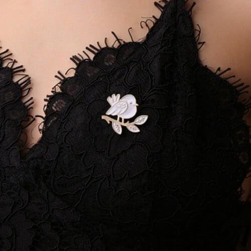 Miuoxion Wholesale New Fashion Simple Jewelry Cute Alloy Bird Brooch For Women Feature Namour Charm Gift All Seasons