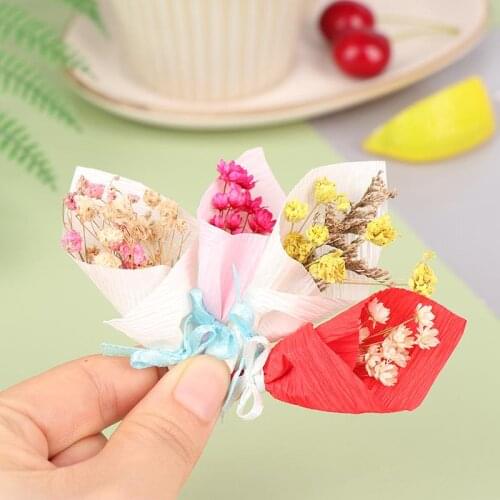 A bouquet of flowers 1/12 Dollhouse Miniature Holding Flowers Bouquet Classic Toys Furniture Toys House Decor Random Color