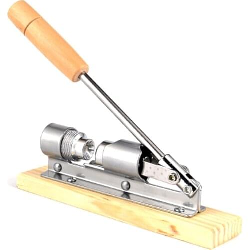Hand-Pressed Mechanical Walnut Clamp, Metal Nut Shell Breaker, Nutcracker with Wooden Handle, Walnut Clamp