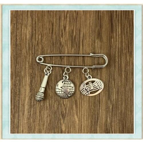 The 2020 creative brooch will sing songs all over the world. Singing lover gift, anniversary gift, cowboy collar badge brooch