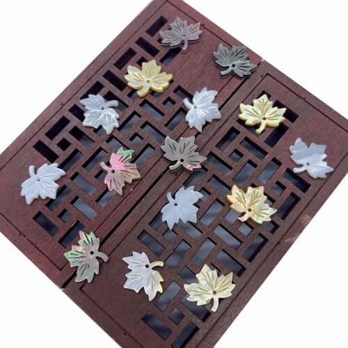 Natural Sea Shell Pendant Three-color White Shell Yellow Shell Black Shell Carved Maple Leaf-shaped Jewelry Accessories 3pcs/bag