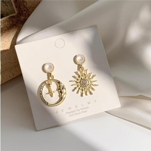 Star moon asymmetric universe earrings female south Korean temperament contracted web celebrity earrings jewelry gifts