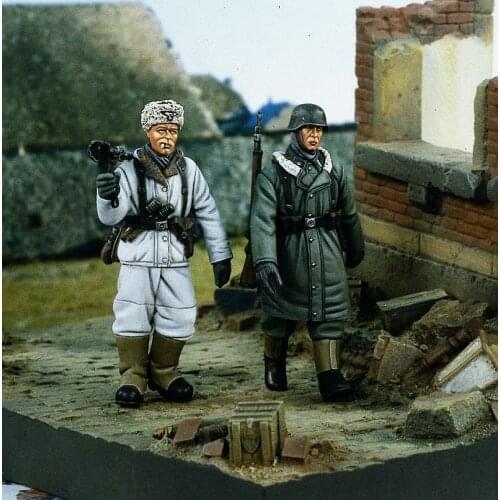 German resin soldiers of World War II Two German soldiers marching in winter 1:35