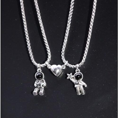 E56A Mutual Attraction Couple Matching Necklace Astronaut Pendant with Magnet 2 Pieces Gifts Promised by Astronaut Friends