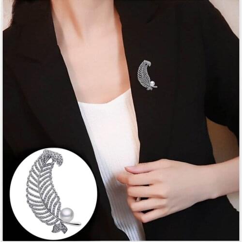 Elegant Crystal And Pearl Feather Style Women Brooch Luxury Clothes Jewelry Accessories Collar Leaf Pin