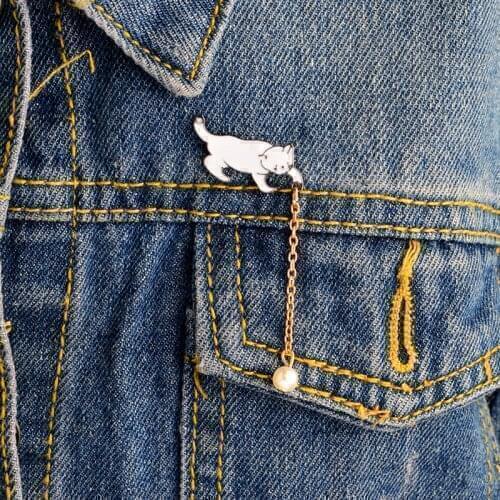 White cat and imitation pearl tassel pins Brooches Badges Hard enamel lapel pins Backpack Bag Hat Accessories Cat jewelry