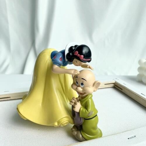 1PCS 13cm Disney Snow White kisses dwarfs, silly eggs, hand-made doll desktop model jewelry, birthday gift