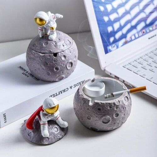 Large Size Cartoon Creative Astronaut Ashtray with Lid Aerospace Dream Series Home Decoration Niche Planet Astronaut Ornaments