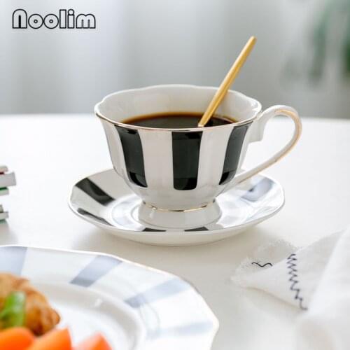 Black and White Flower Shaped Coffee Cup Saucer Set European Ceramic Afternoon Tea Set Fine Bone China Retro Tea Cup Drinkware
