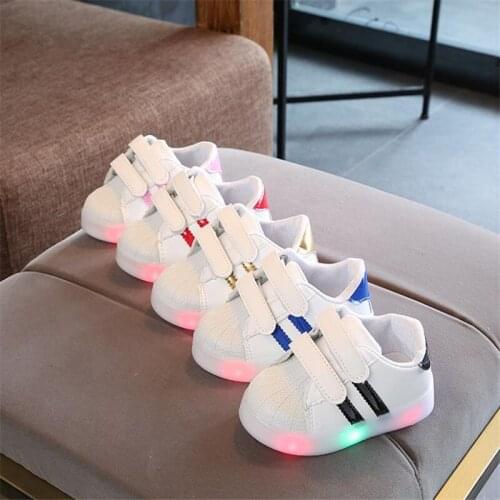 2020 spring autumn period and the new light DengEr private glowing white shoes shell LED flash small childrens shoes