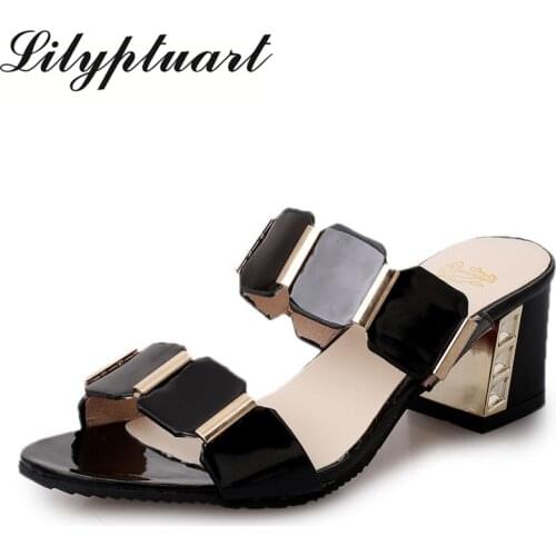 2020 ladies summer thick heel fashion sexy fish mouth sandals and slippers Joker word drag anti-slip open toe womens shoes