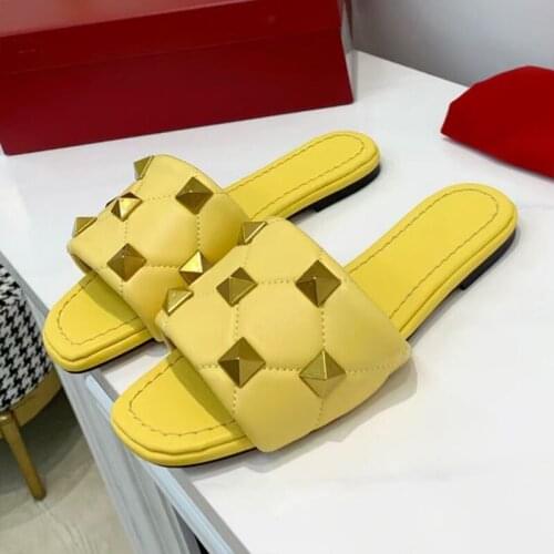 2021 New Rivet Flat Beach Slippers Women Rhombic Leather Open Toe Sandals Summer Sweety Color Comfort Vacation Shoes For Ladies