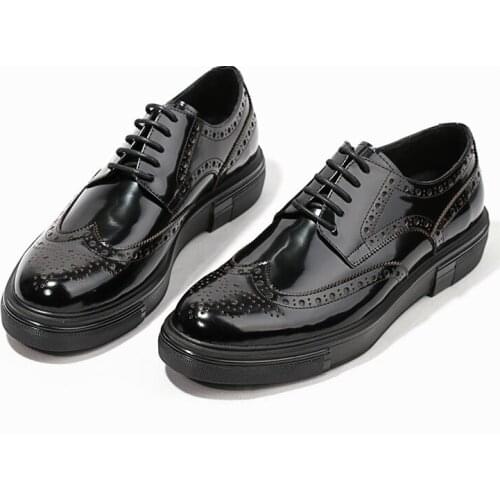 Hot Patent leather Oxfords outdoors Lace up black Casual shoes for men increase brogue Mens shoes Fashion elastic Men shoes