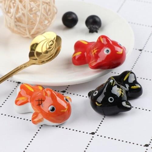 1pc Ceramic Chopsticks Cartoon Holder Rack Fish Chopsticks Holder Mat Eetstokjes Care Mode Keuken Servies Nieuwe Aankomst