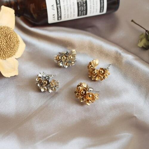 2021 Europe Vintage Gold Color Metal Flower Big Stud Earrings for Women Fashion Small Statement Earrings Acrylic Jewelry