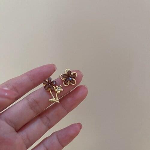 Korean Fashion Brown Arcylic Flower Asymmetric Dangle Earring for Women Delicate Gold Hollow Metallic Earring Jewelry Pendientes