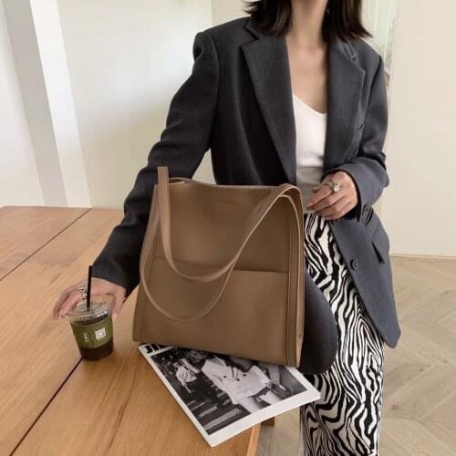 Large-capacity Leather Bucket Bag Female 2021 New Commuter Tote Bag Western Style Niche Design Texture Shoulder Bag