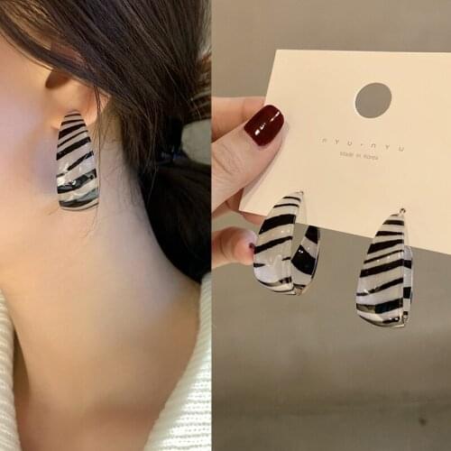 Fashion Resin Earrings Boho Big Circle Hoops Earrings for Women Charm Acrylic Earrings C-shaped Loop Ear Piercing Party Jewelry