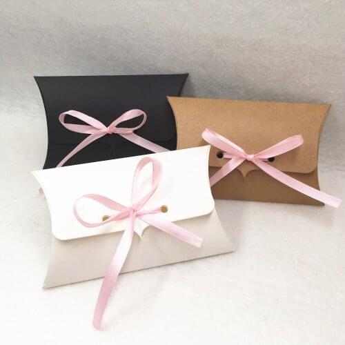 30Pcs/Lot 12.5x8x2.5cm Cute Pillow Shape Paper Card Candy Box With Free Pink Robbin For Banquet Birthday Favors Gift Box Supply