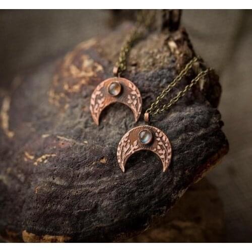 Wholesale Vintage Red Bronze Carved Crescent Moonstone Pendant Necklace Alloy Moon Bohemian Jewelry Necklace for Women